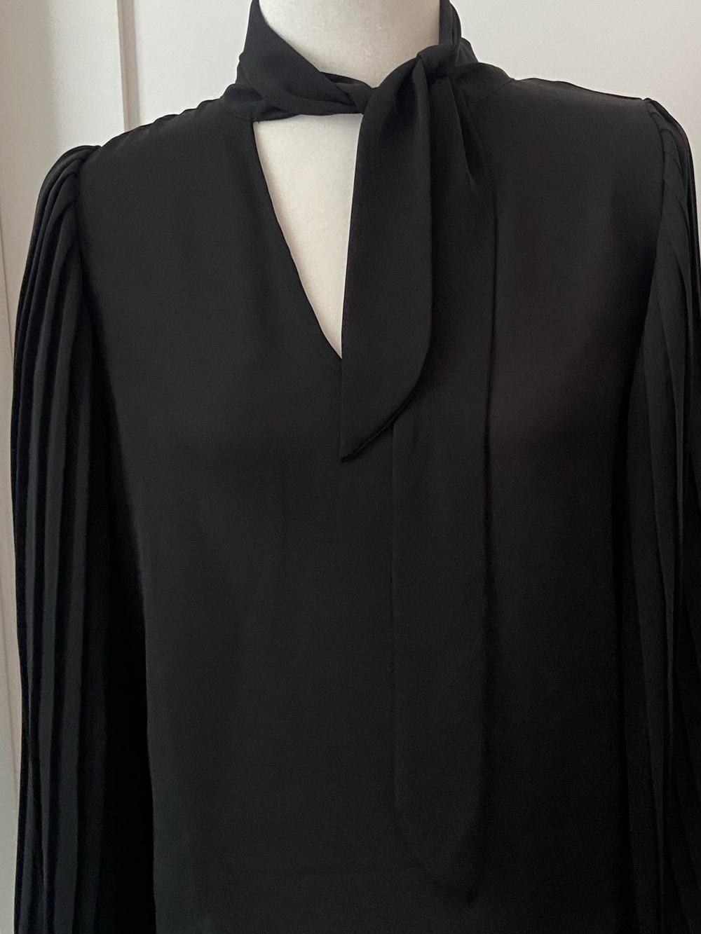 Ellen Tracy Black V-Neck with tie, Pleated-Sleeve Blouse, size S. New with tags